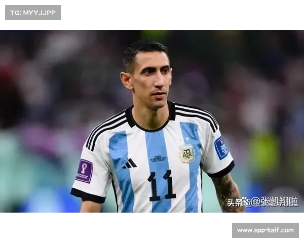 梅西替补席凝视美洲杯奖杯，赛后与迪马利亚相拥落泪